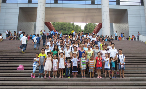 The company organizes Jinggangshan tourism activities for employees